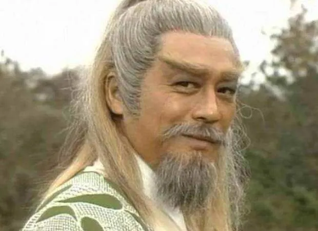 影视剧照:白发白须的古装老者侧头微笑
