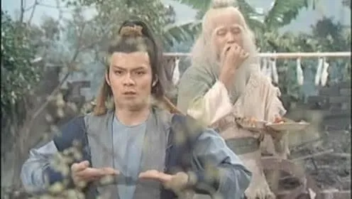 影视剧照:两名古装人物,前者双手结印于身前,后者立于其侧后方